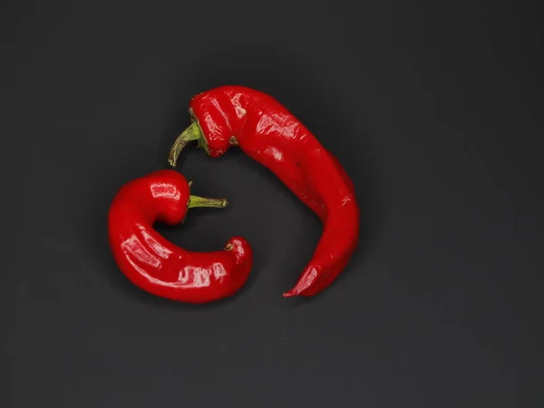 Δύο Κόκκινο Ζεστό Τσίλι Πικάντικες Πιπεριές Κοντά Στο Μαύρο Φόντο — Φωτογραφία Αρχείου