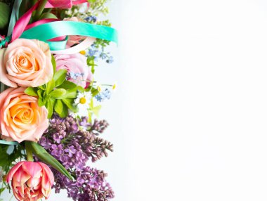 Masanın üzerinde bir buket parlak çiçek. Metnin için boş alan