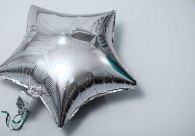 Gri arka planda şenlikli şişme balon. Metnin için boşluk