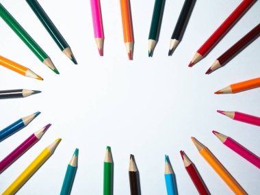 Beyaz arka planda renkli kalemler. Metnin için boşluk