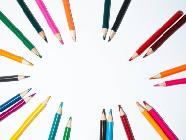 Beyaz arka planda renkli kalemler. Metnin için boşluk