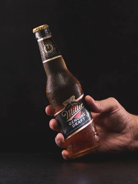Hand Van Een Man Houdt Een Fles Miller Bier Een — Stockfoto