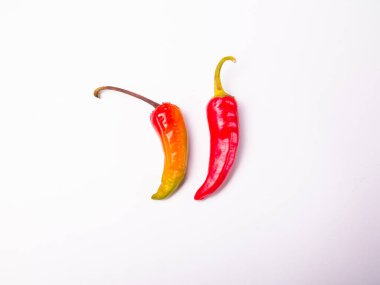 İki biber, beyaz üzerine izole edilmiş.