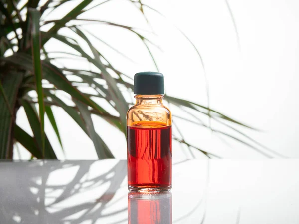 Bärnstensfärgad Röd Medicinsk Flaska Isolerad Vit Bakgrund Med Blad Kopiera — Stockfoto