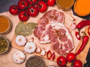 Baharatlı ve kiraz domatesli çiğ biftek. Koyu kayalık, taş ya da beton arka planda. Kopyalama alanı olan üst görünüm