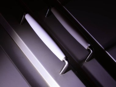 Beyaz mermerden yapılmış beyaz mobilya sapları