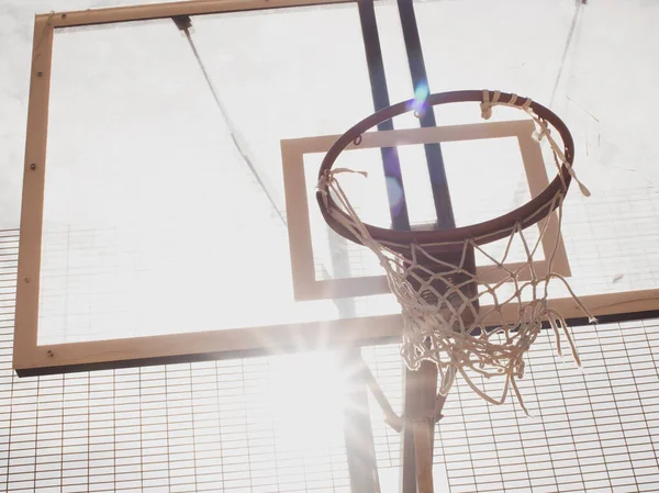 Basketbol Hoop 'u güneşten parlıyor