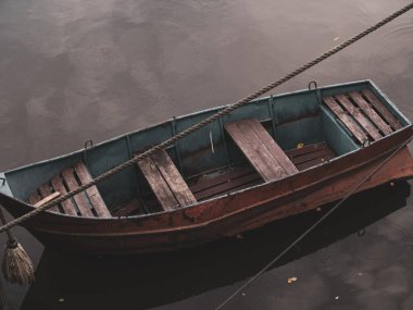 Tahta tekne kıyıya halatla bağlandı.