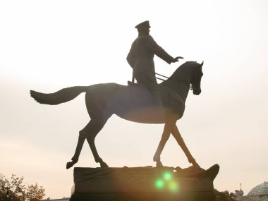 MOSCOW, RUSSIA - 10.30.2020: Sovyet Mareşal Georgiy Zhukov 'un bronz heykeli Moskova, Rusya' daki Kızıl Meydan 'daki Mavi gökyüzü yakınlarındaki Tarihi Müze binası.