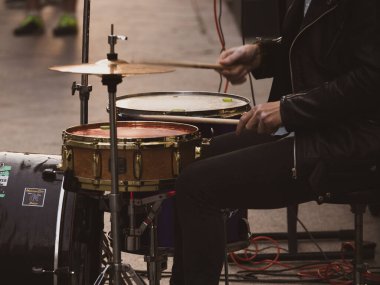 Şehrin sokaklarında baterist