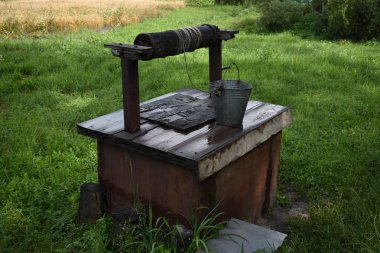 Mezarlık yakınında su için eski kuyu