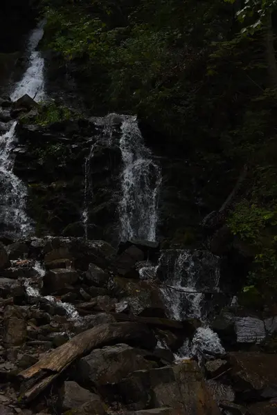 Cachoeira nas montanhas dos Cárpatos . — Fotografia de Stock