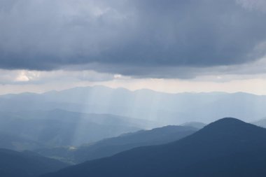 Hoverla Dağı'na tırmanırken görüntüleyin. Dağın, ormanların ve bulutların manzarası. Ukrayna Karpatları.