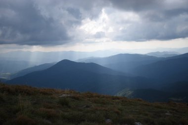 Hoverla Dağı'na tırmanırken görüntüleyin. Dağın, ormanların ve bulutların manzarası. Ukrayna Karpatları.