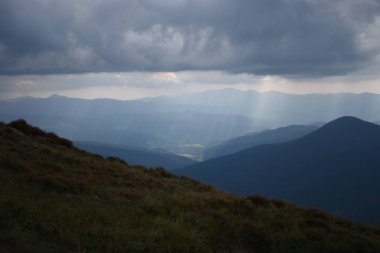 Hoverla Dağı'na tırmanırken görüntüleyin. Dağın, ormanların ve bulutların manzarası. Ukrayna Karpatları.