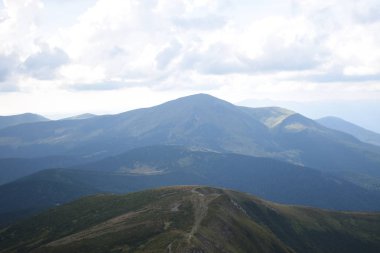 Hoverla Dağı'na tırmanırken görüntüleyin. Dağın, ormanların ve bulutların manzarası. Ukrayna Karpatları.