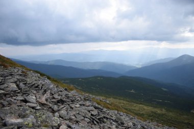 Hoverla Dağı'na tırmanırken görüntüleyin. Dağın, ormanların ve bulutların manzarası. Ukrayna Karpatları.