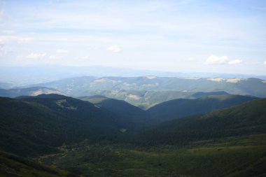 Hoverla Dağı'na tırmanırken görüntüleyin. Dağın, ormanların ve bulutların manzarası. Ukrayna Karpatları.