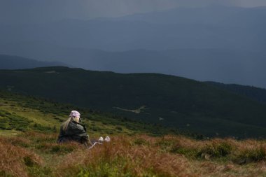 Goverla manzarasına bakan Karpat Dağları üzerinde duran turist
