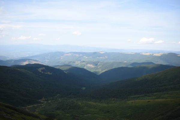 Vista mientras se sube al Monte Hoverla. Vista de la montaña, bosques y nubes. Cárpatos ucranianos . — Foto de Stock