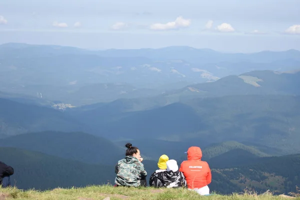 Tourist standing on Carpathian Mountains overlooking the Goverla view — Stock Photo, Image