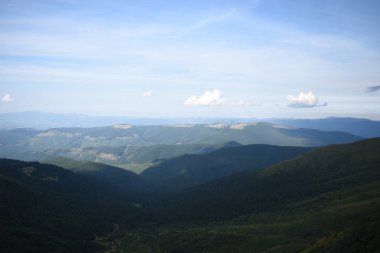 Hoverla Dağı'na tırmanırken görüntüleyin. Dağın, ormanların ve bulutların manzarası. Ukrayna Karpatları.