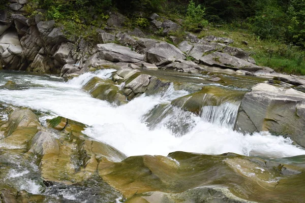 Şelale Karpatlar dağlarında.