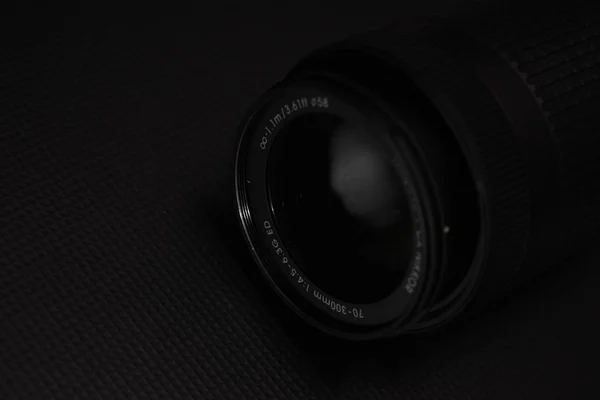 Lente da câmera isolada apenas no fundo preto — Fotografia de Stock