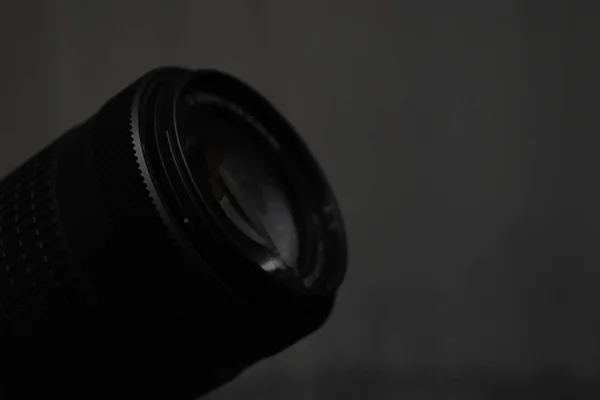 De lens van de camera alleen geïsoleerd op zwarte achtergrond — Stockfoto