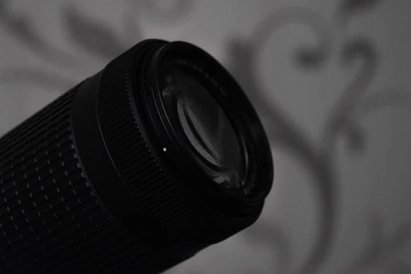 Kameraobjektiv nur isoliert auf schwarzem Hintergrund — Stockfoto