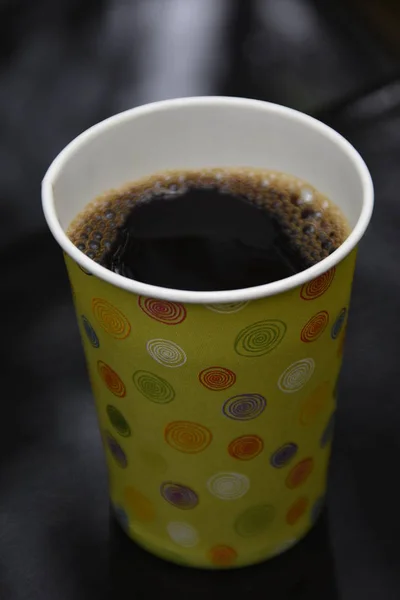 Вид сверху на бумажную чашку черного сваренного кофе на деревянном столе — стоковое фото