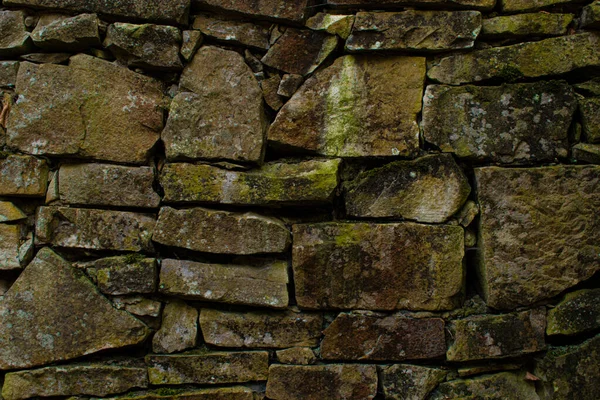 Wzór szary kolor nowoczesny styl projekt dekoracyjny nierównomiernie pęknięty prawdziwy kamień ściana powierzchnia z cementem — Zdjęcie stockowe