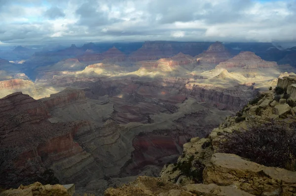 Grand Canyon Ulusal Parkı, Arizona Abd. Bulutlar aralıklı olarak sadece kısa bir süre içinde çarpıcı manzaralar sağlayan ayırdı.