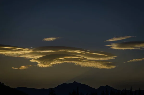 Benzersiz şekilli bulutlar tüylü bir görünürlük var. Çok kısa ömürlü görünüyor. Yükselen güneş bulutların tabanını vurgular. Çok huzurlu.