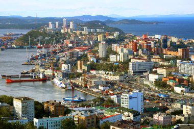 Bir yaz gününde Vladivostok limanında yolcu gemileri. 28.09.2016