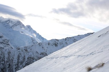 Dağlarda yürüyüş.