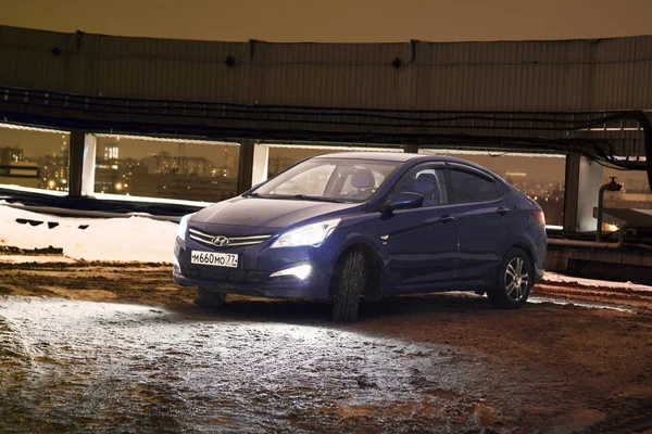 Hyundai Solaris Parkering Takterrassen — Stockfoto