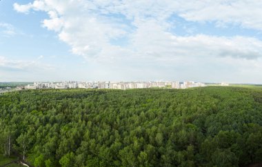 Butovo yüksek katlı binalardan birinden Moskova parkı ve kuzey butovo bakan Panorama