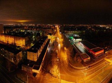 Yaroslavl şehrinin sokaklarından birinin gece panoramik manzarası