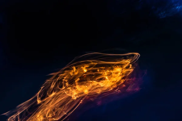 Karanlık Bir Arka Plan Yangın Çizimleri Yangın Dans Yanan Ateş — Stok fotoğraf
