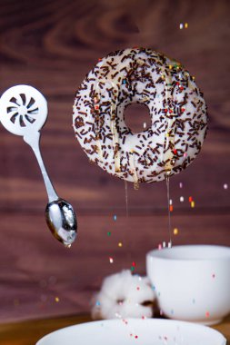 taze çilek çilek ile renkli serpme kek cheesecake ile ahşap bir arka plan üzerinde havada uçan gıda çay içme donut