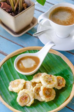 Hindistan Cevizi Soslu Izgara Muz muz yaprağı koymak.