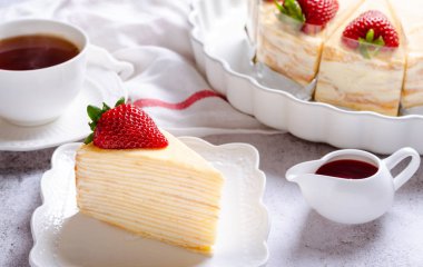 Çilek soslu krep kek çay ile servis.