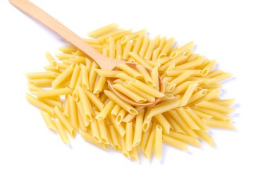 Beyaz arka planda izole ahşap kaşık makarna penne.