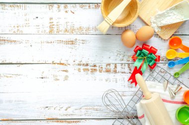 Beyaz ahşap arka plan üzerinde pişirme gereçleri ve fırın pişirme malzemeleri. Metin alanı görüntüleri, üst görünüm.