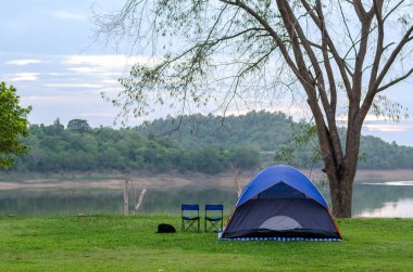 Akşam dağ nehri yakınında Camping Çadır, Kaeng Krachan Barajı, Tayland.