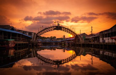 Akşam, Ban Nam Chiao Village, Laem Ngob, Trat, Tayland güzel gün batımı.