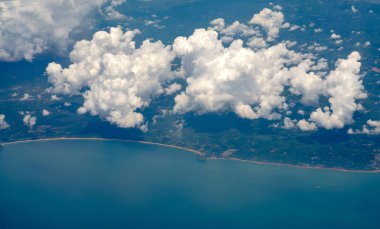 Deniz Havadan görünümü, Bulutları bakan uçaktan en iyi görüntü fotoğraf, güzel mavi-yeşil deniz suyu ile kıyı şeridi ve aday.
