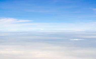 Uçaktan fotoğraf. Bulutların üzerindeki gökyüzü.