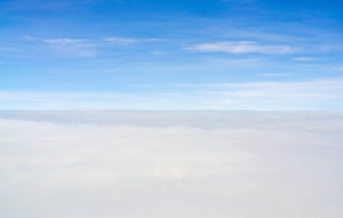 Uçaktan fotoğraf. Bulutların üzerindeki gökyüzü.